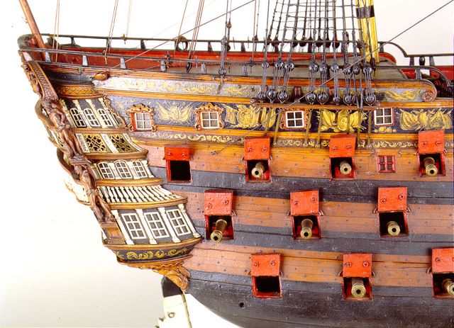 Tercio de popa del modelo del navío Santísima Trinidad visto desde el través de estribor.